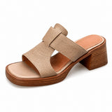 Sandales à Talons Carré Style Vintage beige avec larges brides croisées, bout ouvert, semelle confortable et talon carré effet bois pour un style rétro élégant.