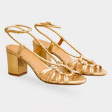 Sandales à Talons Carrés Dorés avec brides fines métalliques, talon carré confortable, bride à la cheville réglable et design élégant pour les cérémonies, soirées et occasions spéciales.