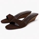 Sandales à Talons Compensés avec Bout Ouvert en daim marron, à bride large, talon compensé effet bois et semelle confortable