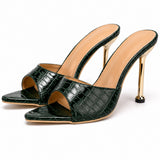 Paire de sandales à talons hauts pour femme en cuir effet croco, à bout ouvert avec talons aiguilles dorés