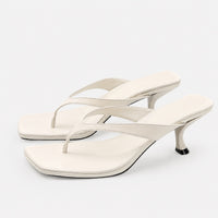 Sandales à Talons Fins avec Bout Carré et Brides Fines, style tong à brides minimalistes, talons fins et design élégant