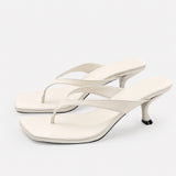 Sandales à Talons Fins avec Bout Carré et Brides Fines, style tong à brides minimalistes, talons fins et design élégant