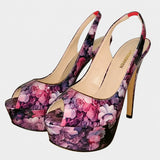 Sandales À Talons Hauts Avec Plateforme Motif Floral Élégant avec imprimé floral rose et violet, bout ouvert, plateforme épaisse, bride arrière et talon aiguille haut pour un style chic et féminin.