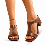 Sandales à Talons Hauts Ouverts en Cuir marron avec brides élégantes, bout carré ouvert, maintien autour du pied et talon épais pour un style chic et confortable.
