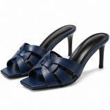 Sandales à Talons Hauts en Cuir avec Lanières Tressées bleu marine avec brides entrelacées, bout carré ouvert, talons aiguilles et design élégant pour les soirées et occasions spéciales.