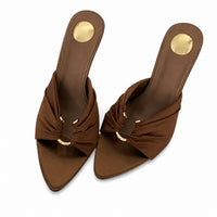 Sandales à Talons Hauts pour Femme avec larges brides nouées, détail doré décoratif, bout ouvert et design élégant pour les tenues habillées et les occasions spéciales.