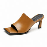 Sandales de Luxe en Cuir à Bout Ouvert avec large bride en cuir, bout carré ouvert, talon haut évasé et design élégant pour les soirées et occasions spéciales.