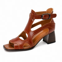 Sandales en Cuir Véritable à Bout Ouvert marron avec brides ajourées, fermeture à boucle réglable à la cheville, bout ouvert et talon carré pour un style élégant et confortable.
