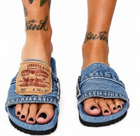 Sandales en Jean Vintage, avec large bride en denim recyclé, semelle plate confortable et design décontracté inspiré du style denim