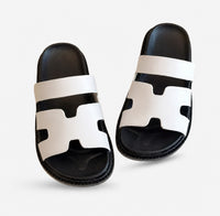 Sandales Été Chic à Bout Ouvert avec larges brides en cuir, bout ouvert, semelle confortable et design élégant pour un usage quotidien et les journées d'été.