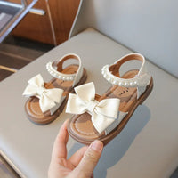 Sandale Fille avec Noeud Papillon Mignon et Perles, de couleur blanche.