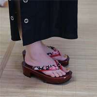 Sandale Japonaise Style Tong avec Imprimé Floral, portée par une femme.