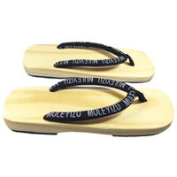 Sandale Japonaise Style Tong avec Lanières Noires, sur un fond blanc.