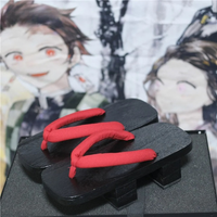 Sandale Japonaise Traditionnelle en Bois posée sur un support noir avec un poster de manga en fond