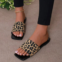 Sandale Leopard Élégante Style Tong, portée par une femme.