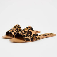 Sandale Leopard Style Pantoufle Élégante, sur un fond blanc.