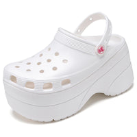 Sandale Sabot Femme Style Crocs avec Semelle Épaisse sur fond blanc