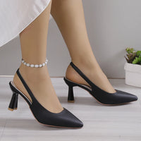 Sandale Talon Femme 5 - 7 cm Noire au Design Ouvert sur les pieds d'une femme portant un bracelet de cheville sur fond gris