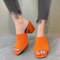 Sandale Talon Femme 5 cm Orange et Confortable sur les pieds d'une femme en jean gris sur fond gris